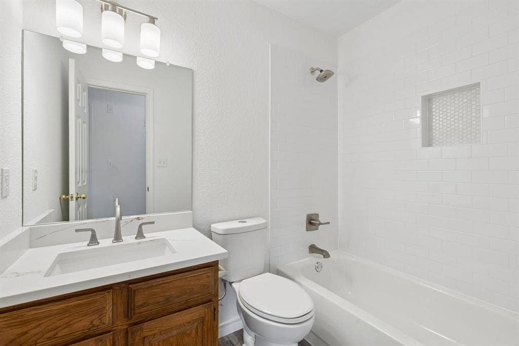1609 Blackburn Road, Sachse, TX 75048 Hall Bath upstairs with new Quartz Countertops and shower tile with shampoo niche