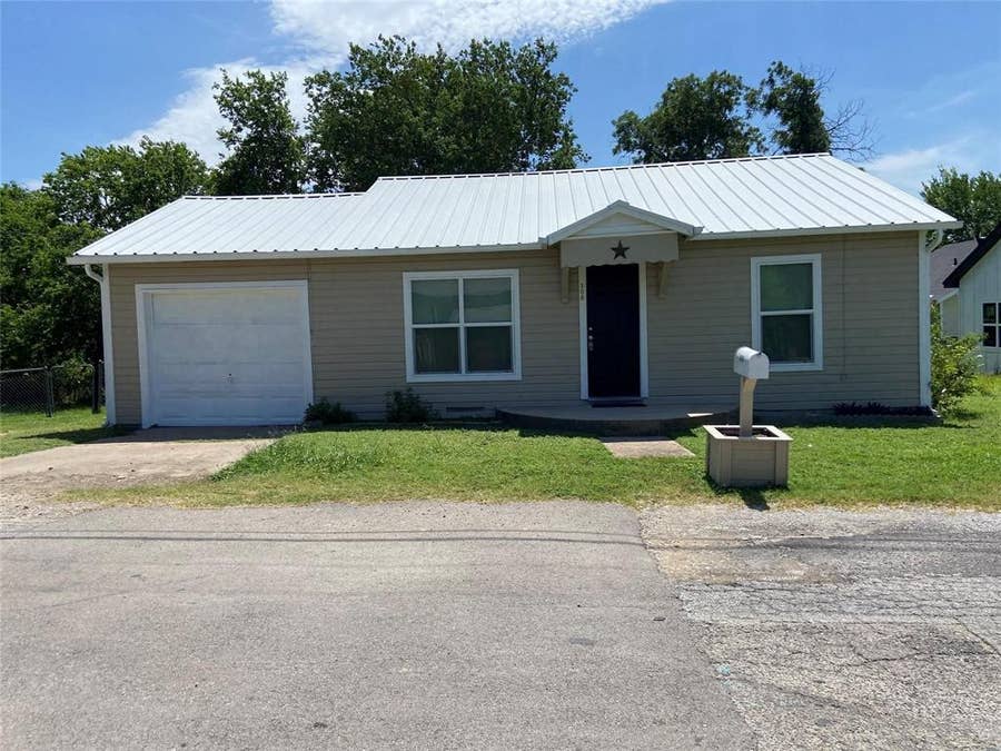 Property photo for 506 N Lamar Street, Weatherford, TX