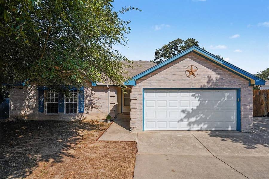 Property photo for 637 Oak View Court, Azle, TX