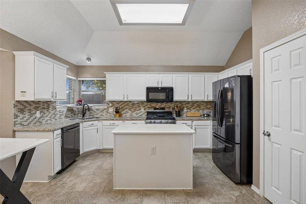 905 Forest Hollow Drive, Hurst, TX 76053