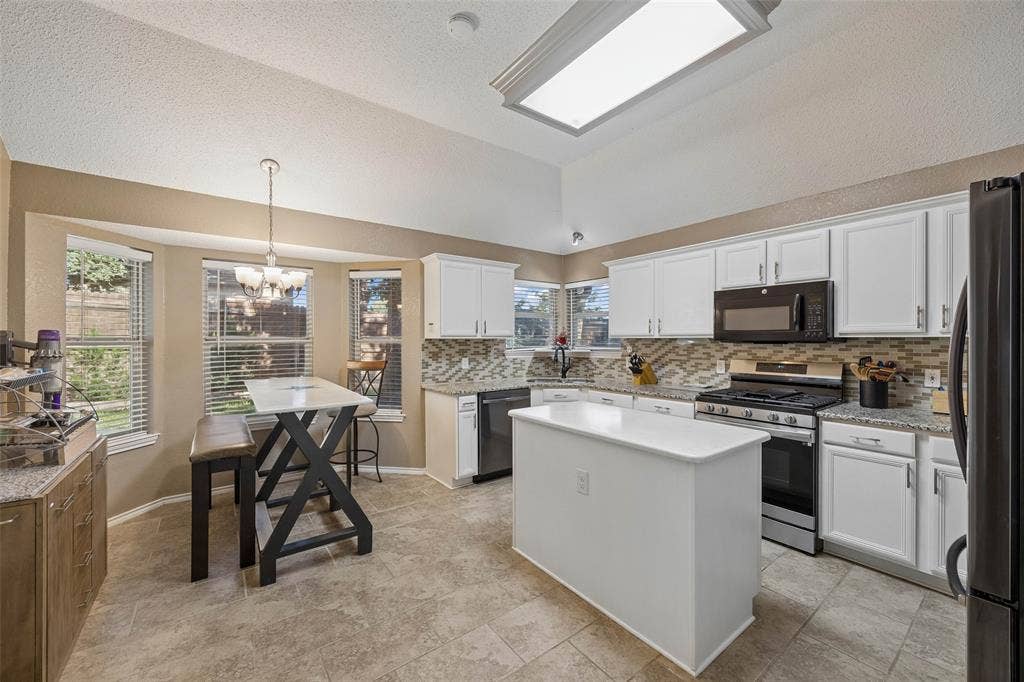 905 Forest Hollow Drive, Hurst, TX 76053
