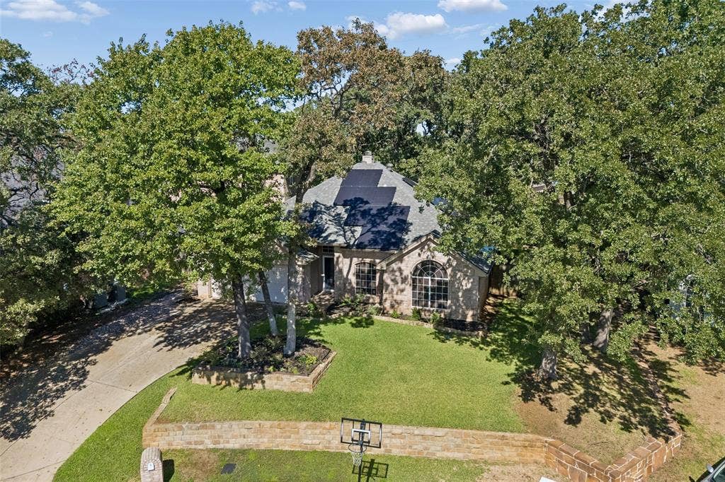 905 Forest Hollow Drive, Hurst, TX 76053