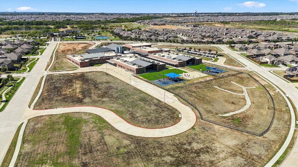 2804 Ainsworth Road, Aubrey, TX 76227