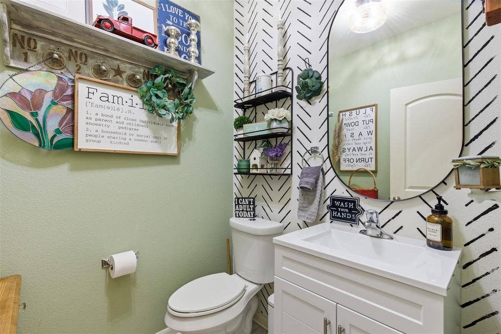 112 Saloon Cove E, Newark, TX 76071 half bath