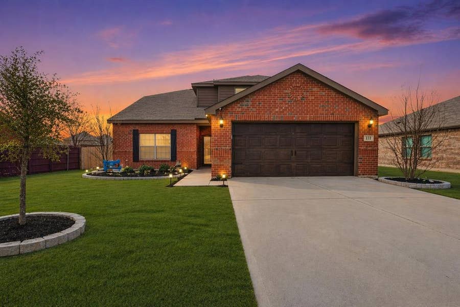 Property photo for 112 Saloon Cove E, Newark, TX