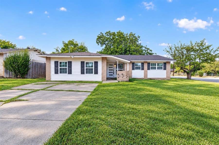 Property photo for 607 Edgedale Drive, Dallas, TX