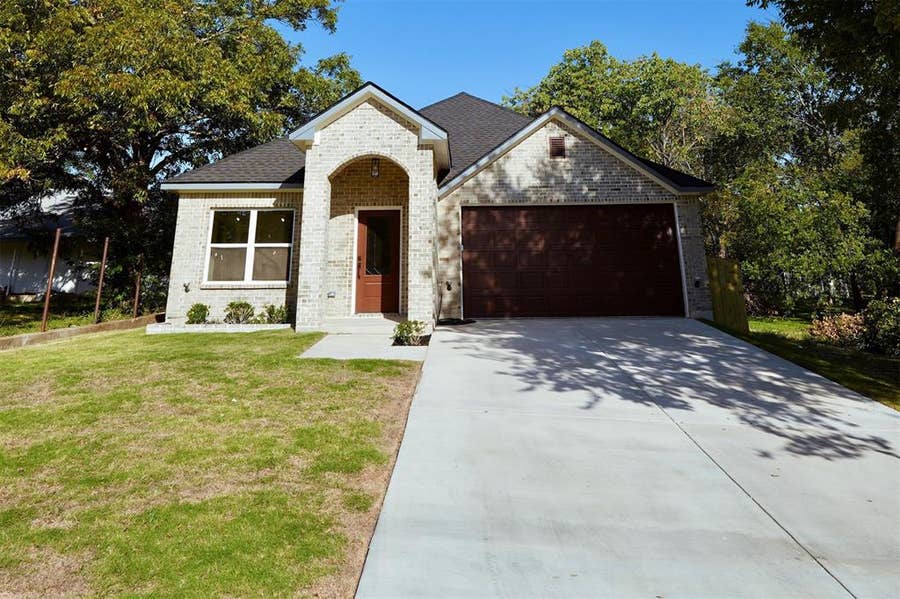 Property photo for 406 E Belknap Street, Ennis, TX