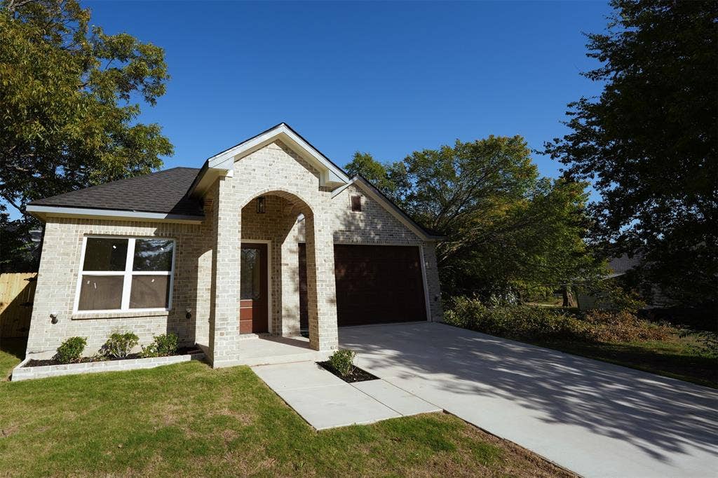 406 E Belknap Street, Ennis, TX 75119 406 E Belknap Street, Ennis, TX 75119