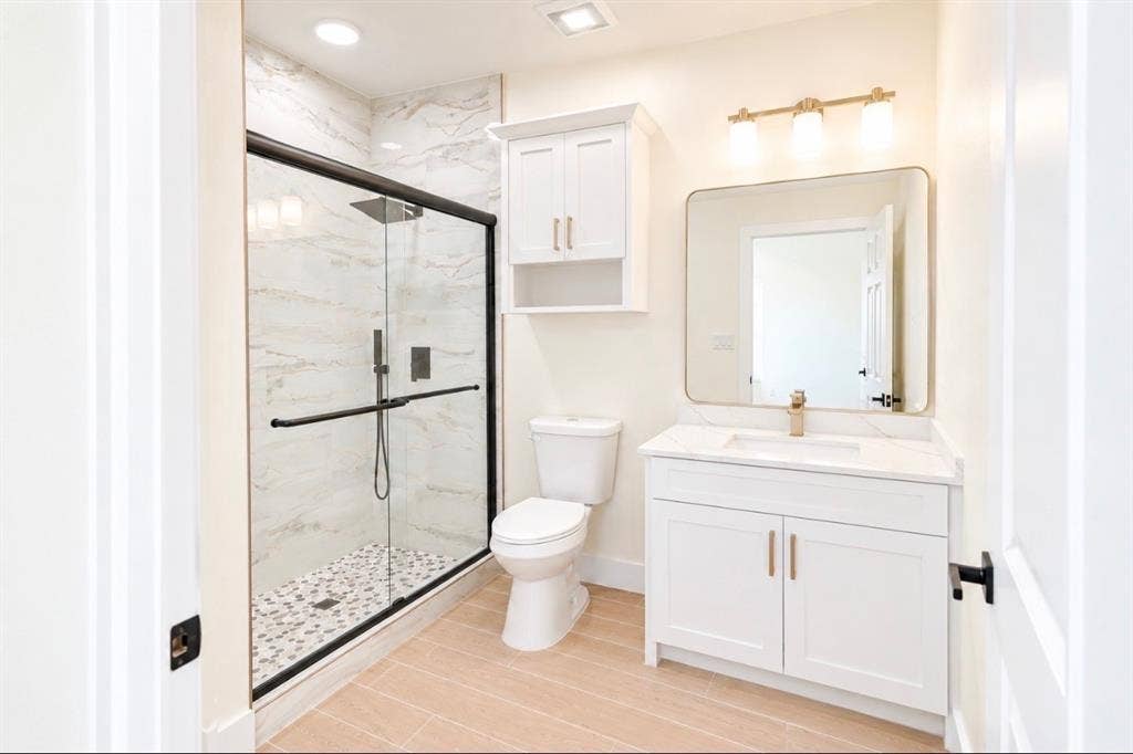 406 E Belknap Street, Ennis, TX 75119 Primary Bedroom Bathroom