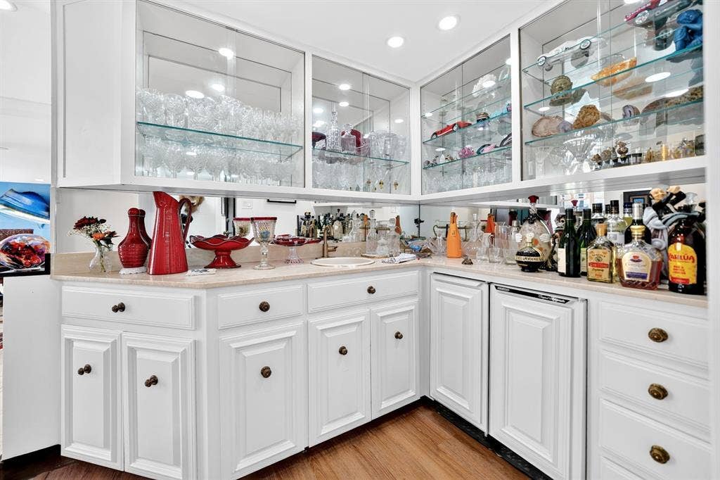 3525 Turtle Creek Boulevard, #17B, Dallas, TX 75219 Hosting made easy with this easy access wet bar