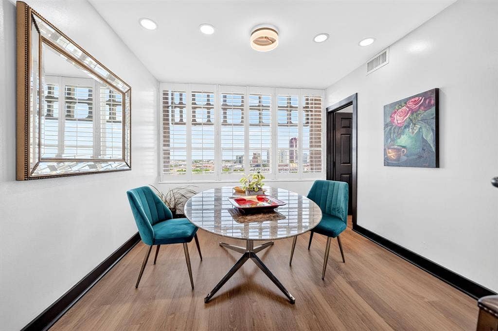 3525 Turtle Creek Boulevard, #17B, Dallas, TX 75219 Eat-in kitchen with a view