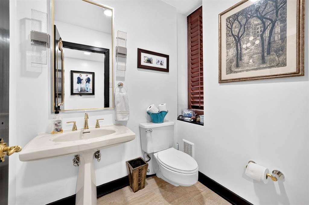 3525 Turtle Creek Boulevard, #17B, Dallas, TX 75219 Powder bathroom