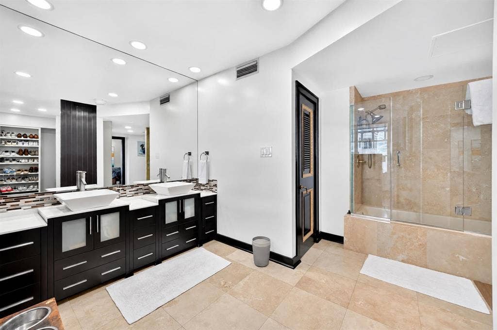 3525 Turtle Creek Boulevard, #17B, Dallas, TX 75219 Guest suite bathroom