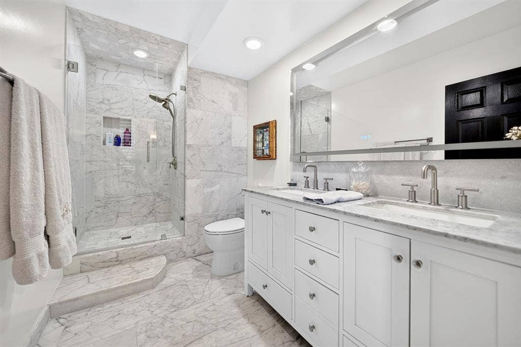 3525 Turtle Creek Boulevard, #17B, Dallas, TX 75219 Second Guest Suite bathroom