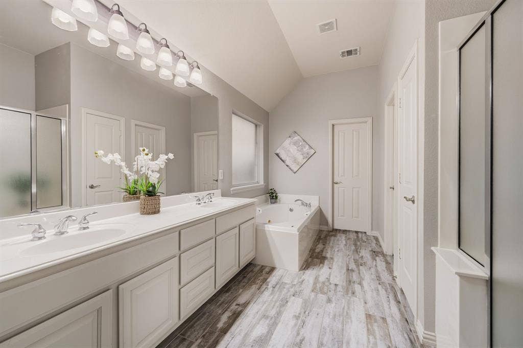 307 Park Haven Boulevard, Euless, TX 76039 Dual vanity with undermount sinks and chrome fixtures