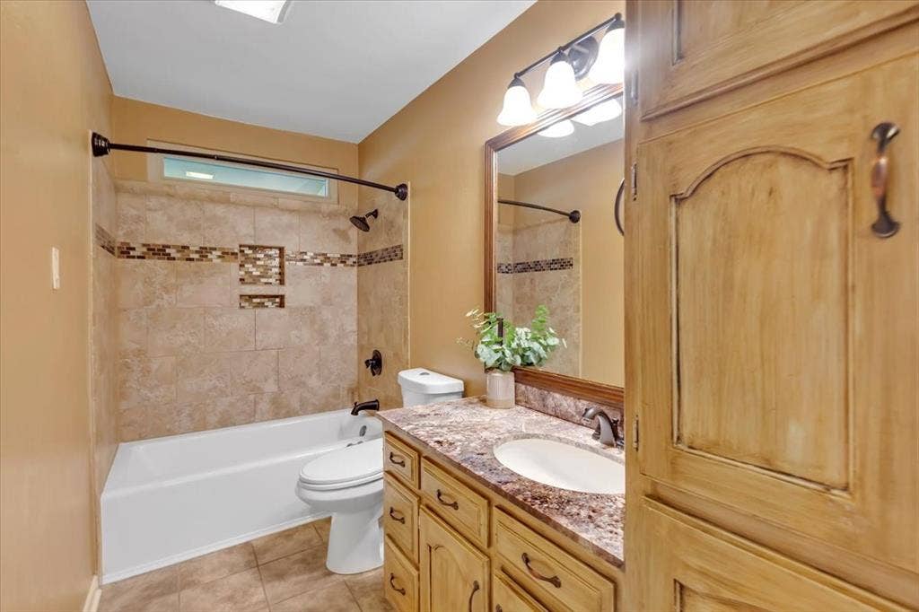 1111 Berkshire Court, Trophy Club, TX 76262 Hall Bathroom