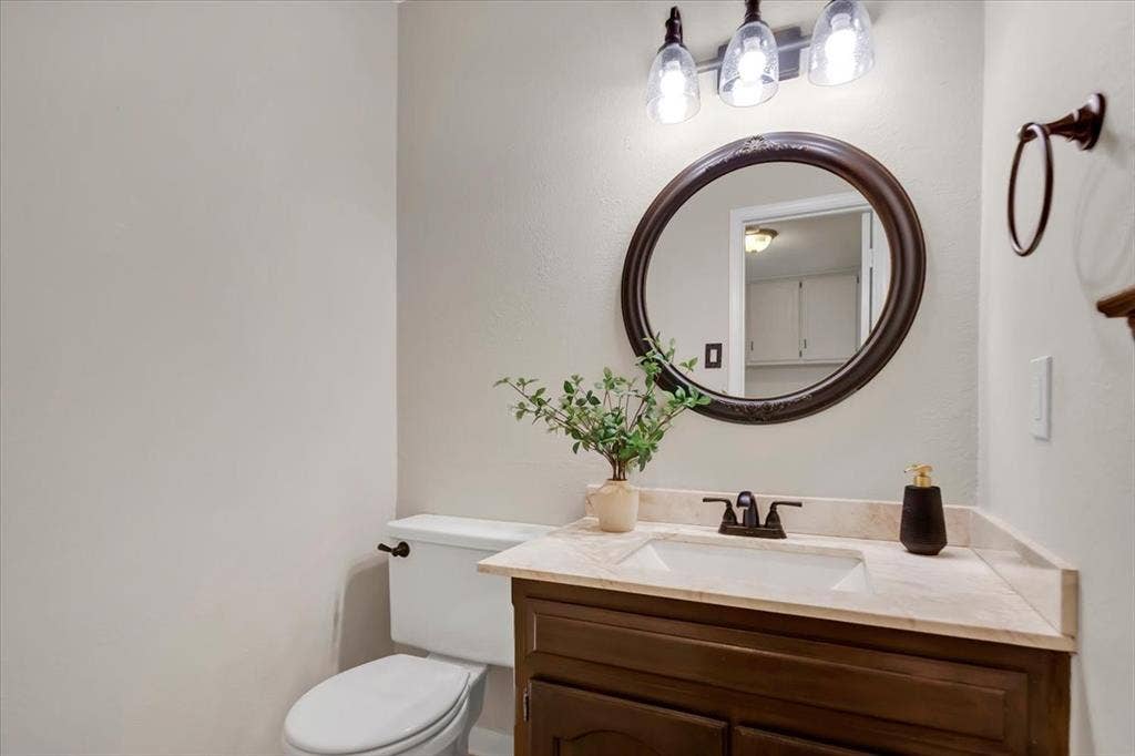 1111 Berkshire Court, Trophy Club, TX 76262 Half Bath