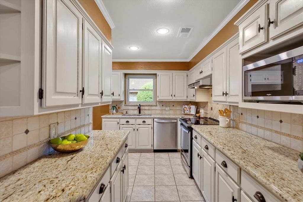 1111 Berkshire Court, Trophy Club, TX 76262 Kitchen