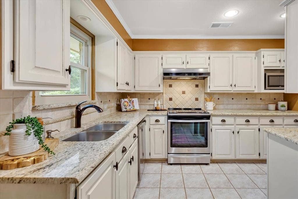 1111 Berkshire Court, Trophy Club, TX 76262 Kitchen