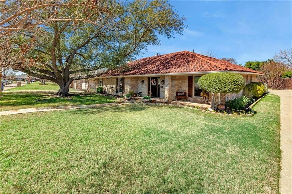 1111 Berkshire Court, Trophy Club, TX 76262 Large Front Yard