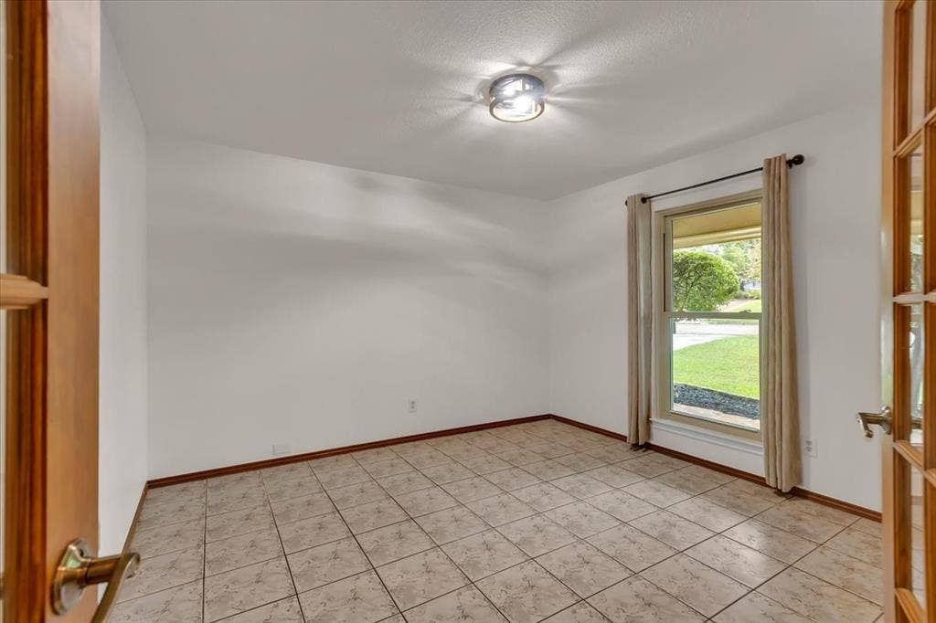 1111 Berkshire Court, Trophy Club, TX 76262 Large office