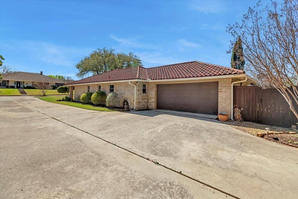 1111 Berkshire Court, Trophy Club, TX 76262 Side View long drive way and garage