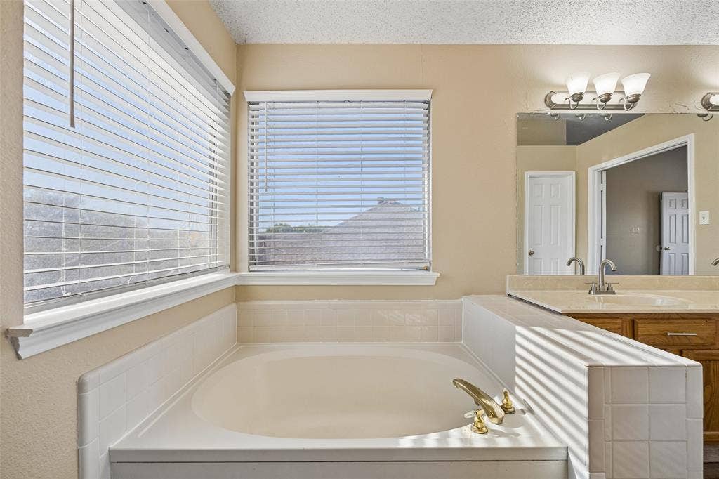 1203 White Drive, Cedar Hill, TX 75104 Primary Ensuite Bathroom