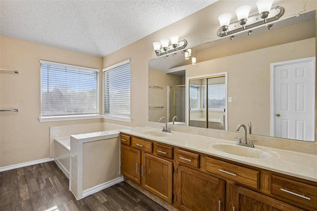 1203 White Drive, Cedar Hill, TX 75104 Primary Ensuite Bathroom