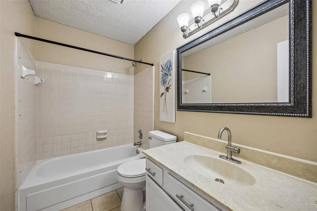 1203 White Drive, Cedar Hill, TX 75104 Full Bathroom