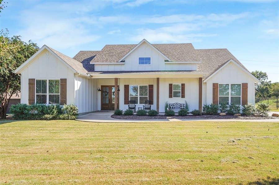 Property photo for 108 Southwood Drive, Burleson, TX