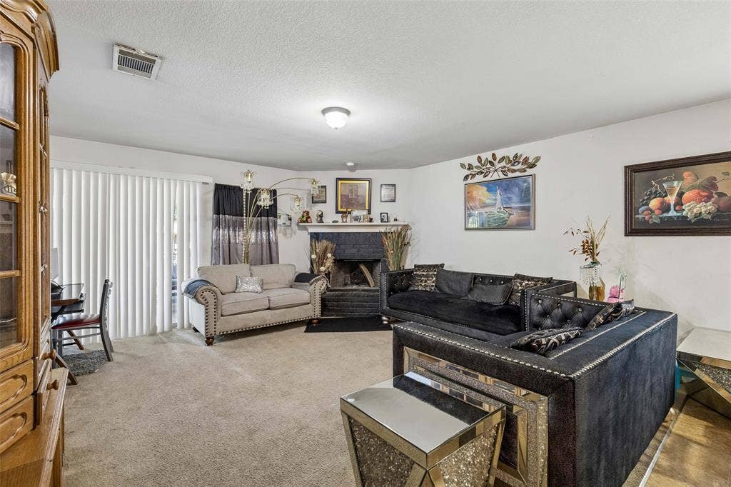 3118 Rosslynn Court, Seagoville, TX 75159 White walls with a textured ceiling