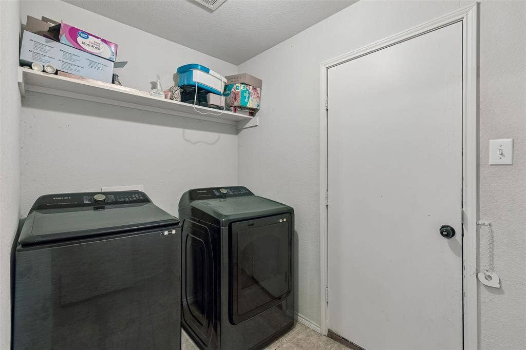 3118 Rosslynn Court, Seagoville, TX 75159 Laundry area featuring a wall-mounted shelf and overhead lighting