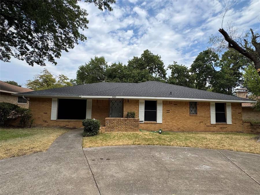 Property photo for 2121 Oak Valley Lane, Dallas, TX