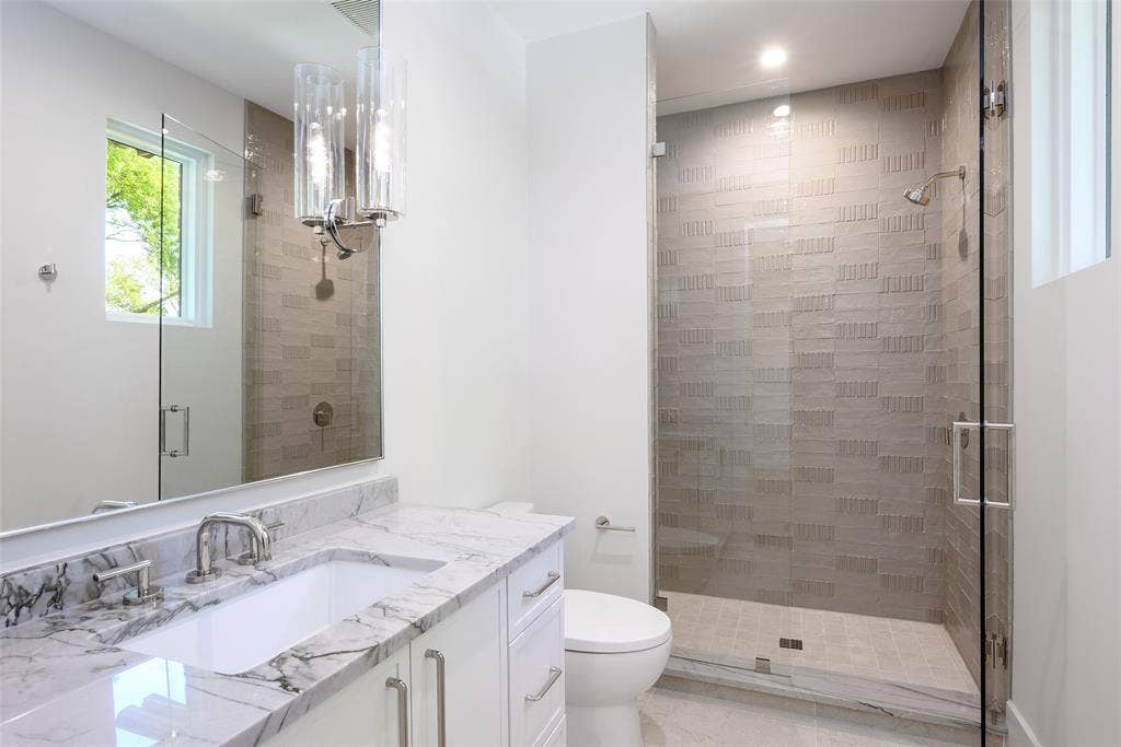 3929 Stanford Avenue, University Park, TX 75225 Secondary bathroom