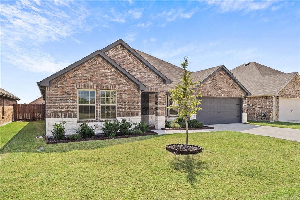 164 Mapleoak Drive, Caddo Mills, TX 75135 Like new brick and stone home makes a great first impression!