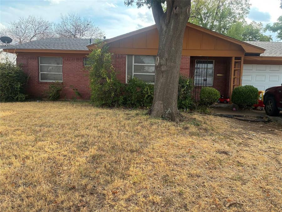 Property photo for 1424 Cloverdale Drive, Fort Worth, TX