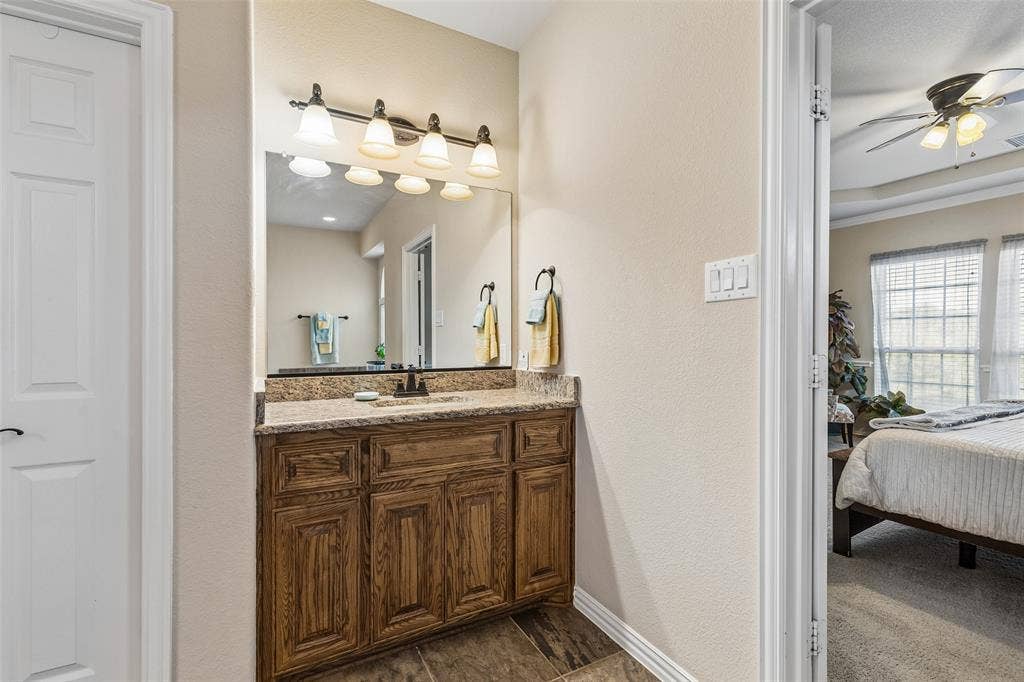 305 Fountain Creek Court, Ovilla, TX 75154 Primary Ensuite Bathroom