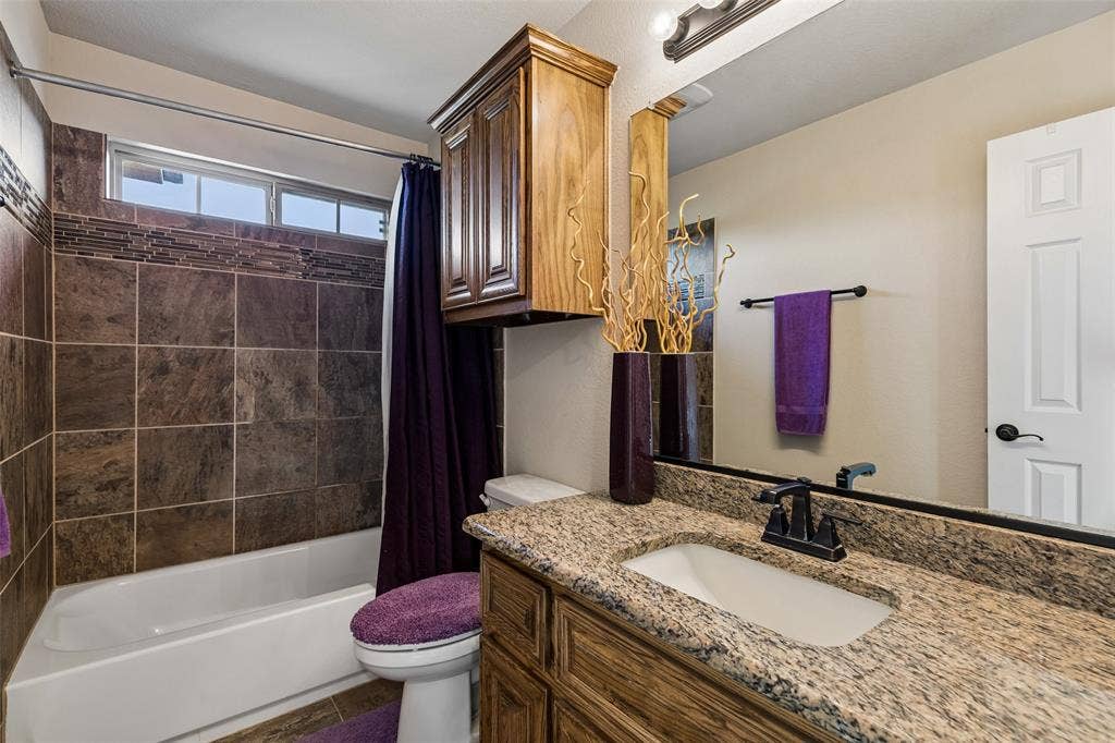 305 Fountain Creek Court, Ovilla, TX 75154 Full Bathroom