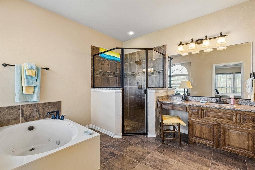 305 Fountain Creek Court, Ovilla, TX 75154 Primary Ensuite Bathroom