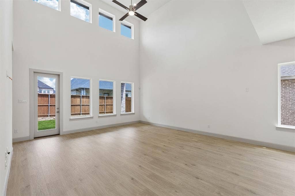 Plenty of space to host family and friends in this spacious and light filled family room!