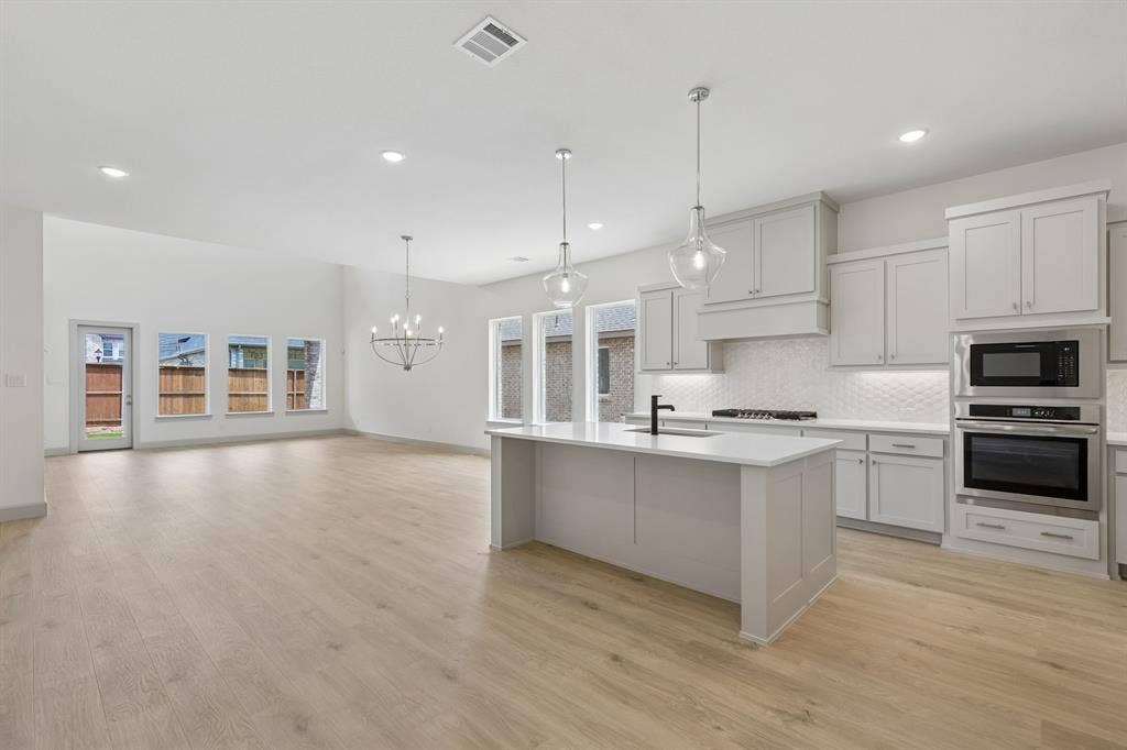 Our Royale plan pairs beautiful finishes with functional design to create your dream kitchen!