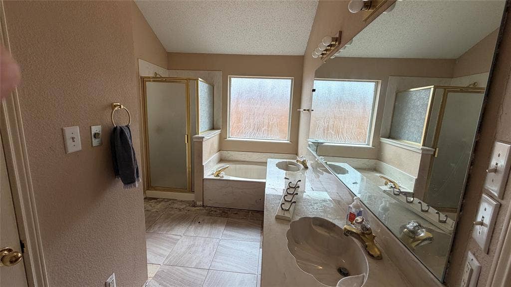 2718 High Pointe Boulevard, McKinney, TX 75071 Dual vanity with shell-shaped sinks and gold-finish fixtures