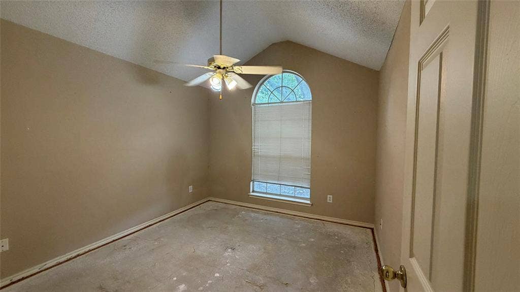 2718 High Pointe Boulevard, McKinney, TX 75071 Vaulted ceiling with a ceiling fan, arched window with blinds, and neutral painted walls