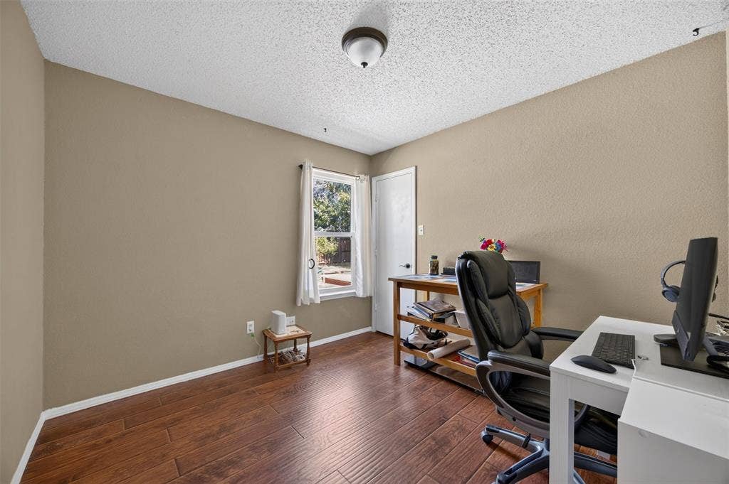 203 Briarglen Drive, Cedar Hill, TX 75104 Wood-finish flooring with neutral wall tones