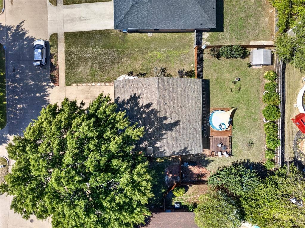 203 Briarglen Drive, Cedar Hill, TX 75104 Expansive backyard featuring a manicured lawn, established trees, and a wooden deck
