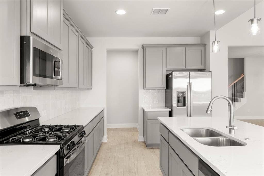 21. 2126 Rhodora - Kitchen (4).jpg