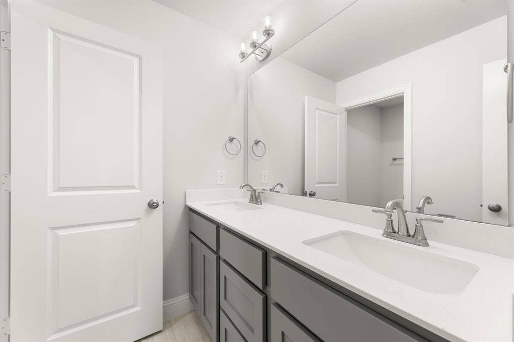 40. 2126 Rhodora - 4th Bath.jpg