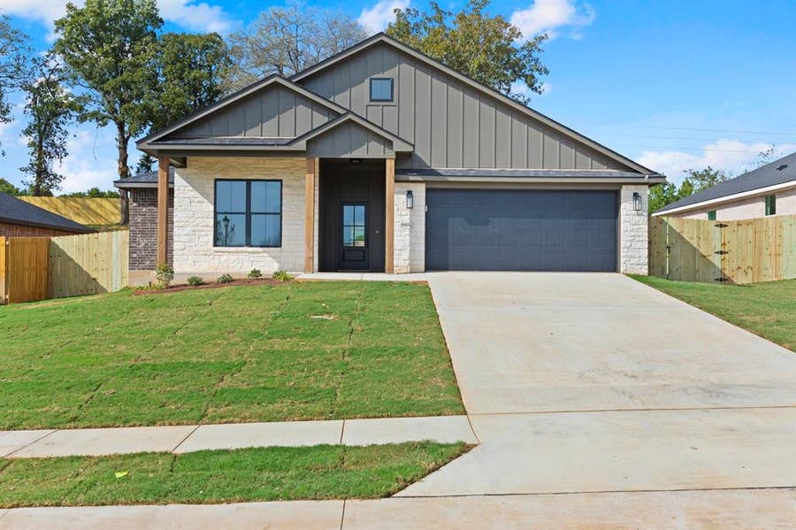 Property photo for 16514 Crossing Circle, Lindale, TX