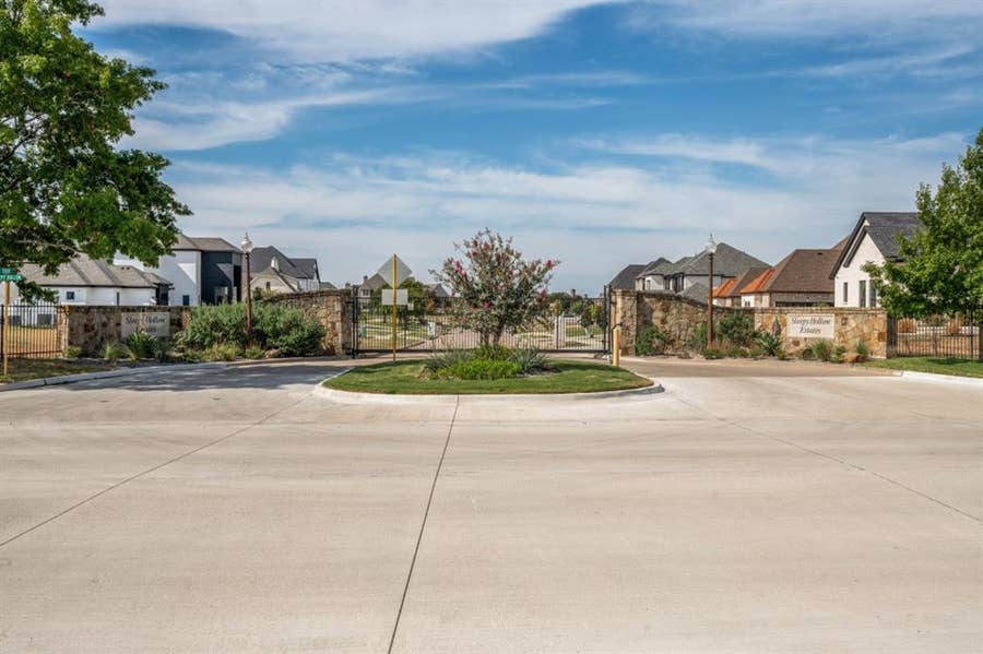 Property photo for 1104 Estate Drive, Ennis, TX