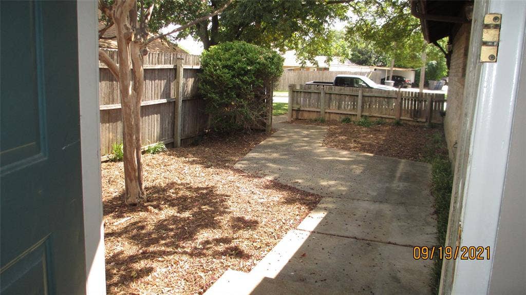 13433 Blossomheath Lane, Dallas, TX 75240 Private courtyard to front door